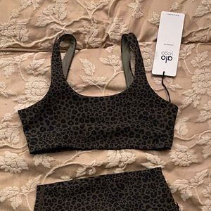 Alo yoga set (bra and yoga short)